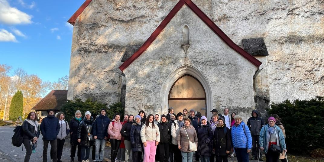 People infront of a building 
