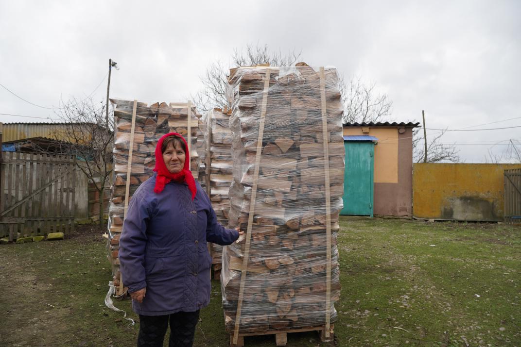 Hanna Oleksandrivna in her yard. Kherson oblast, Novopavlivka village. December 9, 2025. Photo: Dana Selezen, ERC.