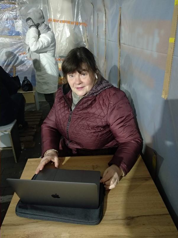 Olena teeb tööd varjendis