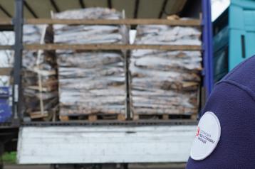 A truck delivering firewood to residents of the Velykooleksandrivska community. Kherson oblast, Novopavlivka village. December 9, 2025. Photo: Dana Selezen, ERC.